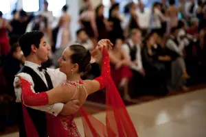 Posture du tango de salon — le cadre en V ouvert
